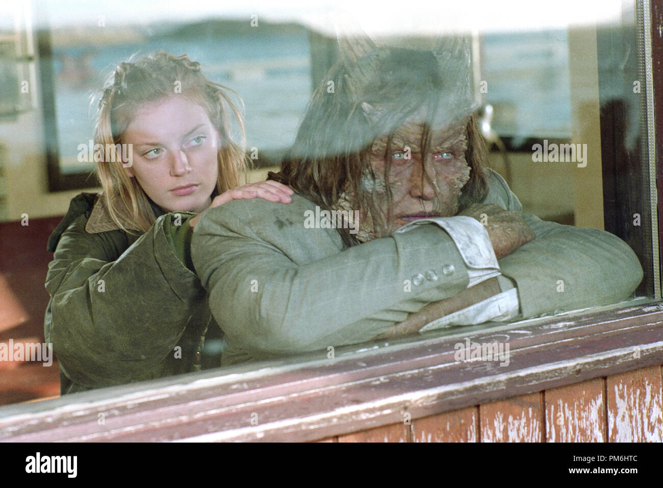 Film Still / Publicity Still from 'No Such Thing' Sarah Polley, Robert John Burke © 2001 United Artists Photo credit: Richard Sylvarnes  File Reference # 30777007THA  For Editorial Use Only -  All Rights Reserved Stock Photo