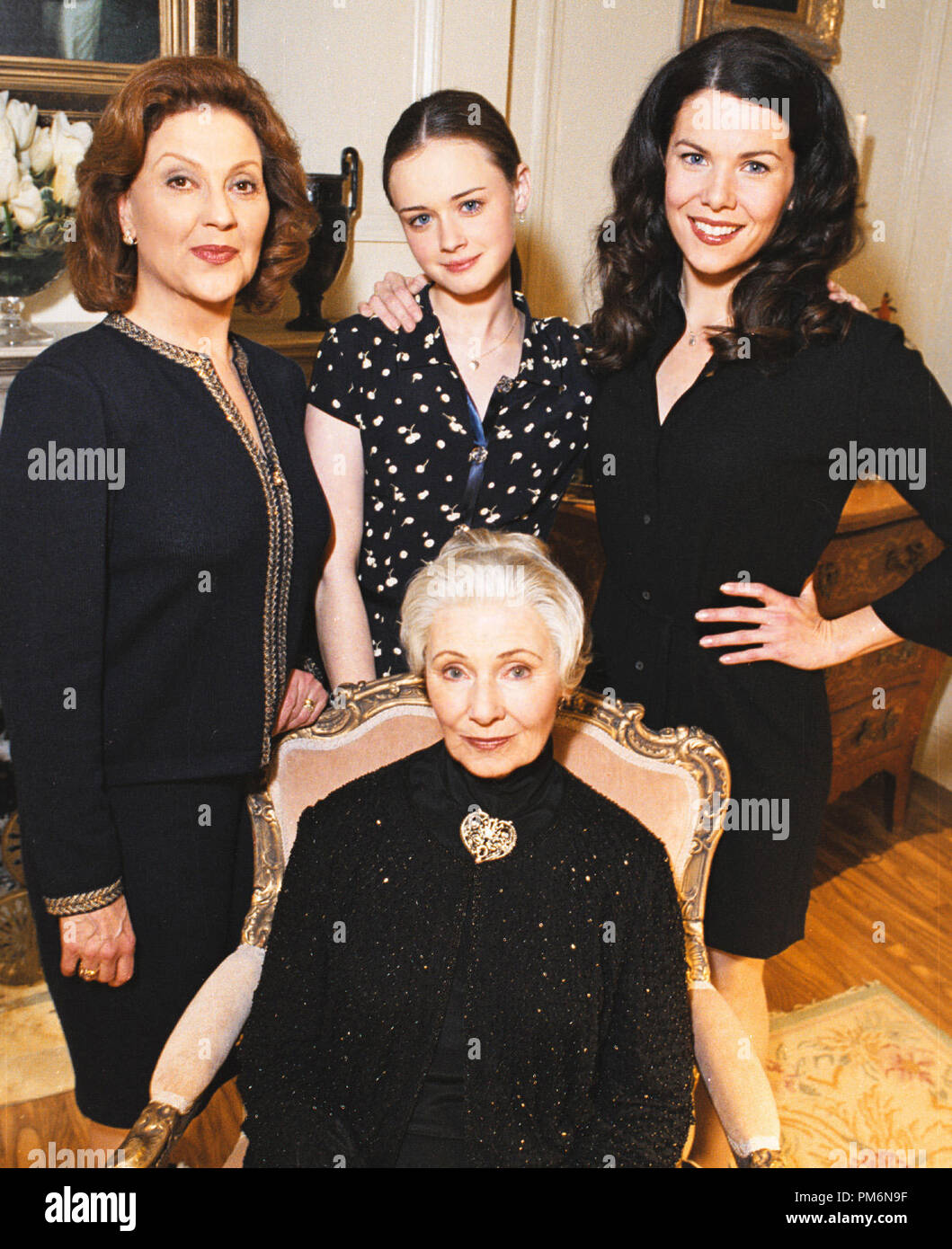 Film Still / Publicity Still from 'Gilmore Girls' (Episode: The Third Lorelai) Kelly Bishop, Alexis Bledel, Lauren Graham, Marion Ross 2001 Photo credit: Scott Humbert  File Reference # 30847949THA  For Editorial Use Only -  All Rights Reserved Stock Photo