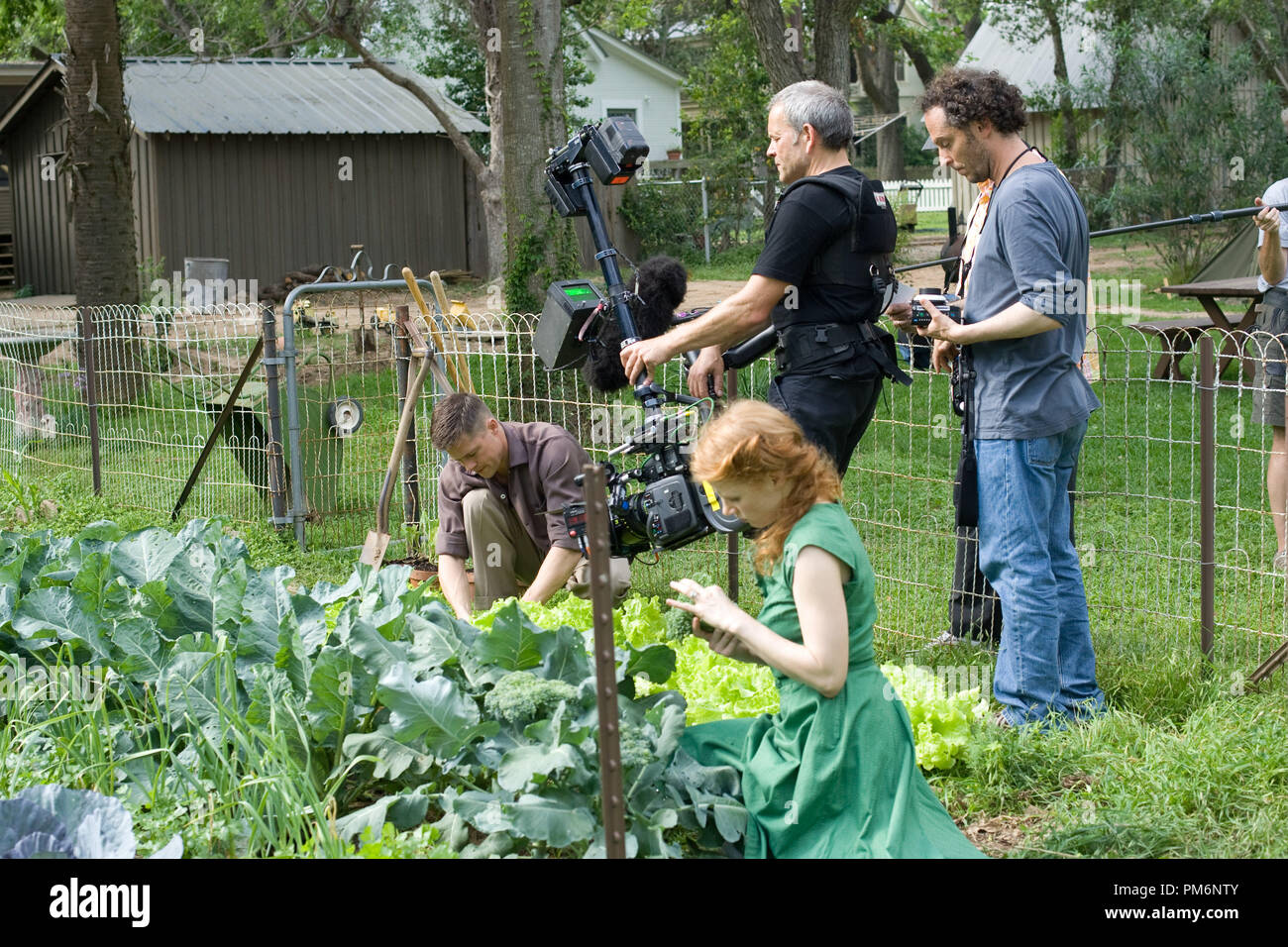 from left: Brad Pitt, Jessica Chastain, Joerg Widmer (steadicam operator) and Emmanuel Lubezki in THE TREE OF LIFE. PHOTO CREDITS: MERIE WALLACE. Stock Photo