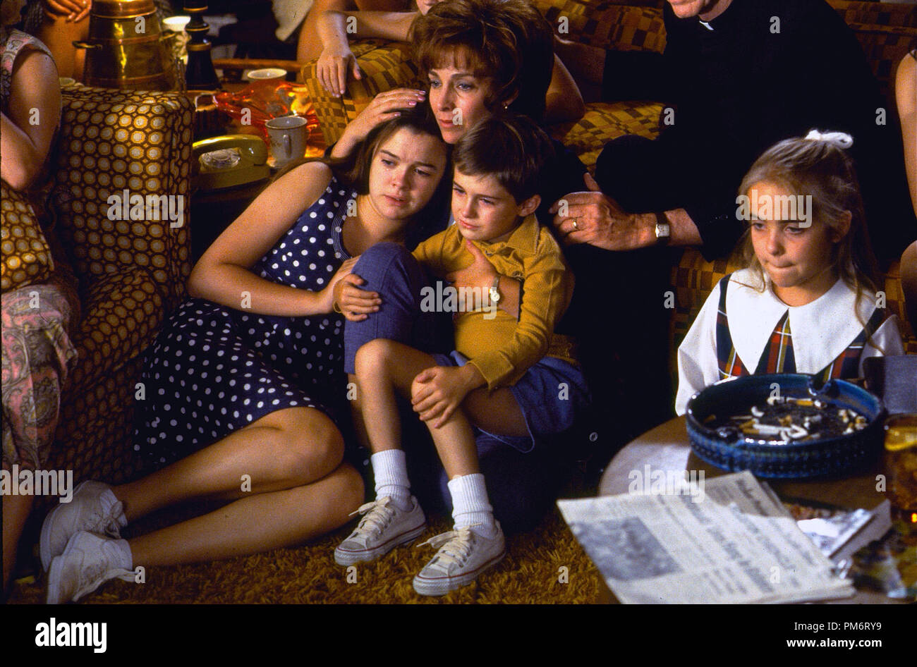 Film Still from 'Apollo 13' Kathleen Quinlan, Emily Ann Lloyd, Miko Hughes, Mary Kate Schellhardt © 1995 Universal Pictures    File Reference # 31043667THA  For Editorial Use Only - All Rights Reserved Stock Photo