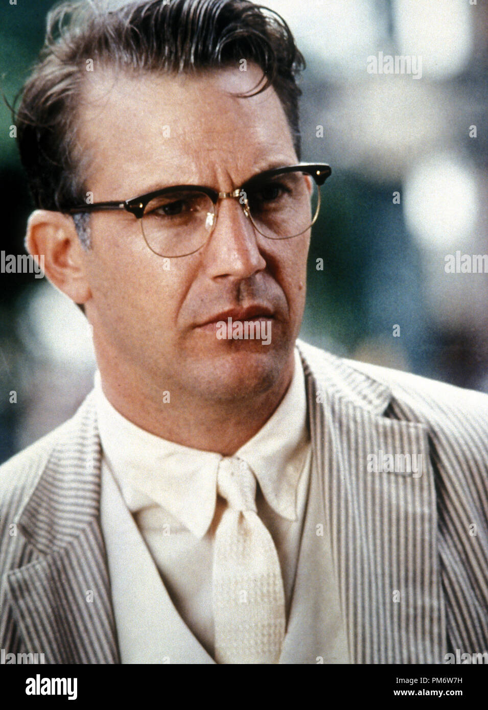 Kevin costner thirteen days film hi-res stock photography and images - Alamy
