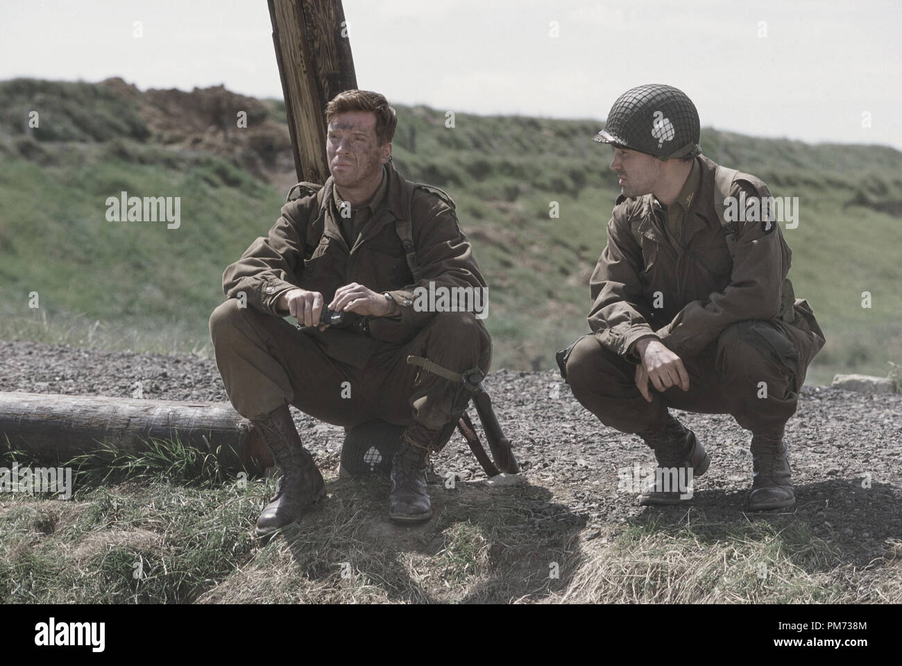Film Still / Publicity Still from 'Band of Brothers' Damian Lewis, Ron Livingston 2001 Photo credit: David James   File Reference # 308471417THA  For Editorial Use Only -  All Rights Reserved Stock Photo