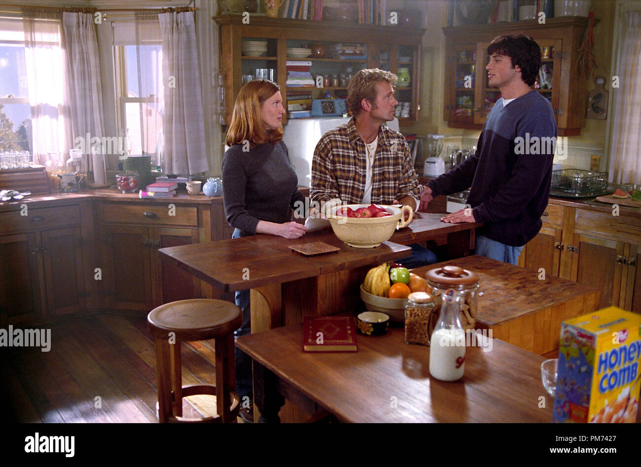 Film Still / Publicity Still from 'Smallville' (Episode: Metamorphosis) Annette O'Toole, John Schneider, Tom Welling 2001 Photo credit: Brian Cyr   File Reference # 30847339THA  For Editorial Use Only -  All Rights Reserved Stock Photo