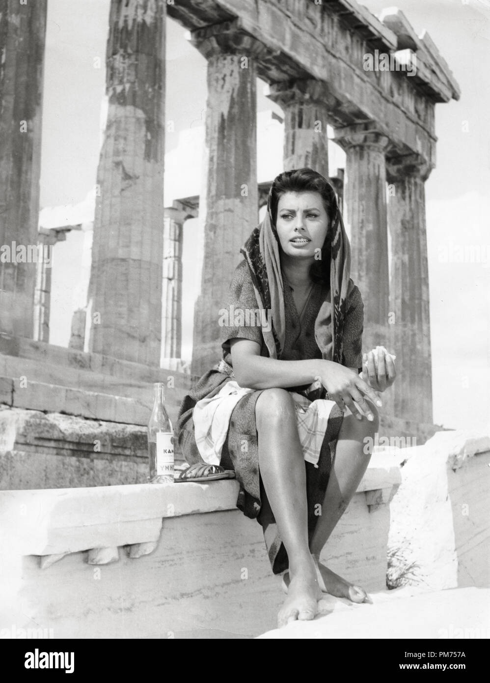 Sophia Loren and the Boy on a Dolphin – A Timeless Tale of Innocence and Beauty Sophia Loren and the Boy on a Dolphin – A Timeless Tale of Innocence and Beauty
