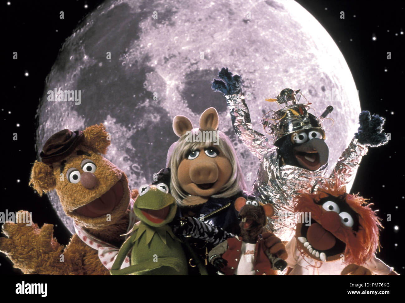 Film Still / Publicity Still from 'Muppets from Space' Fozzie Bear, Kermit the Frog, Miss Piggy, Rizzo the Rat, Gonzo, Animal © 1999 Columbia Pictures Photo Credit: Nels Israelson    File Reference # 30973439THA  For Editorial Use Only -  All Rights Reserved Stock Photo