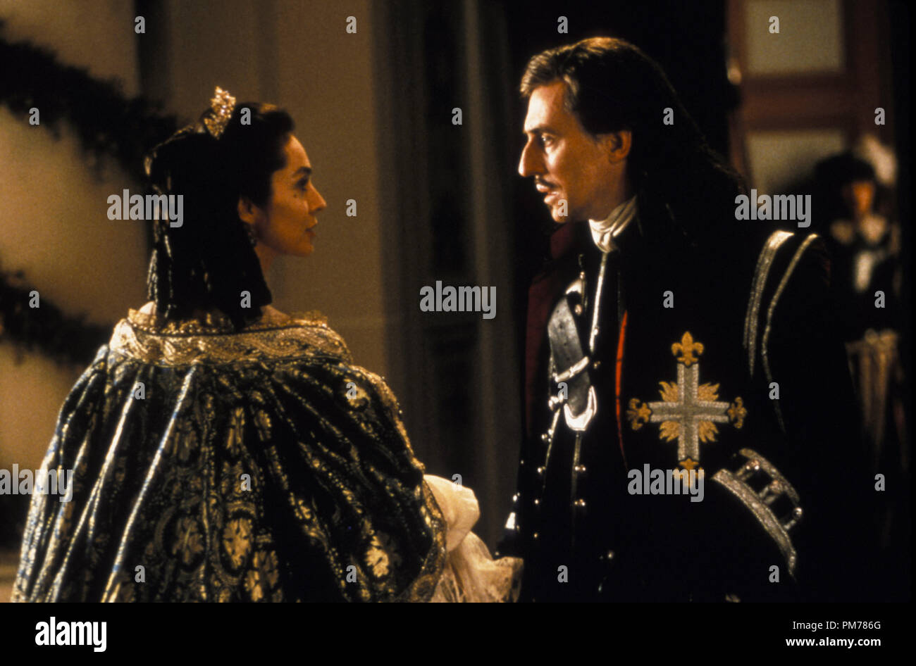 Elektriker Brandy tør Film Still from "The Man in the Iron Mask" Anne Parillaud, Gabriel Byrne ©  1998 United Artists File Reference # 30996153THA For Editorial Use Only -  All Rights Reserved Stock Photo - Alamy
