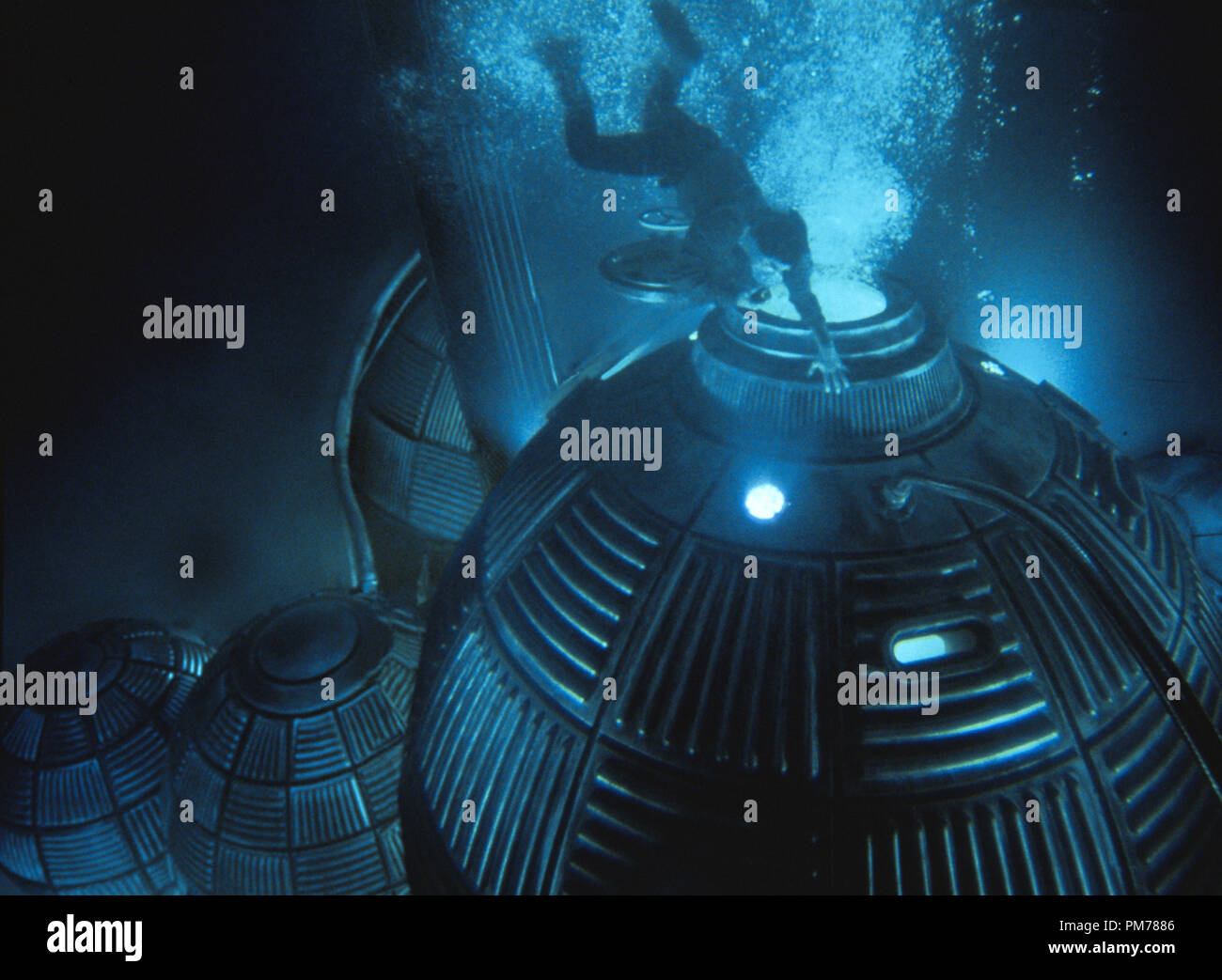 Sphere 1998 dustin hoffman hi-res stock photography and ...
