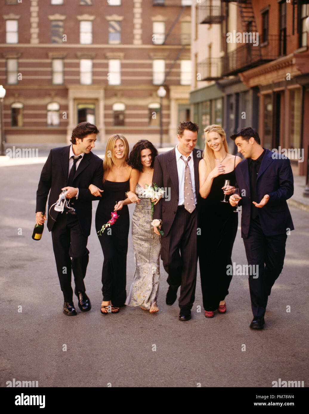 Film Still from 'Friends' David Schwimmer, Jennifer Aniston, Courteney Cox Arquette, Matthew Perry, Lisa Kudrow, Phoebe Buffay, Matt LeBlanc circa 1998    File Reference # 30996527THA  For Editorial Use Only -  All Rights Reserved Stock Photo