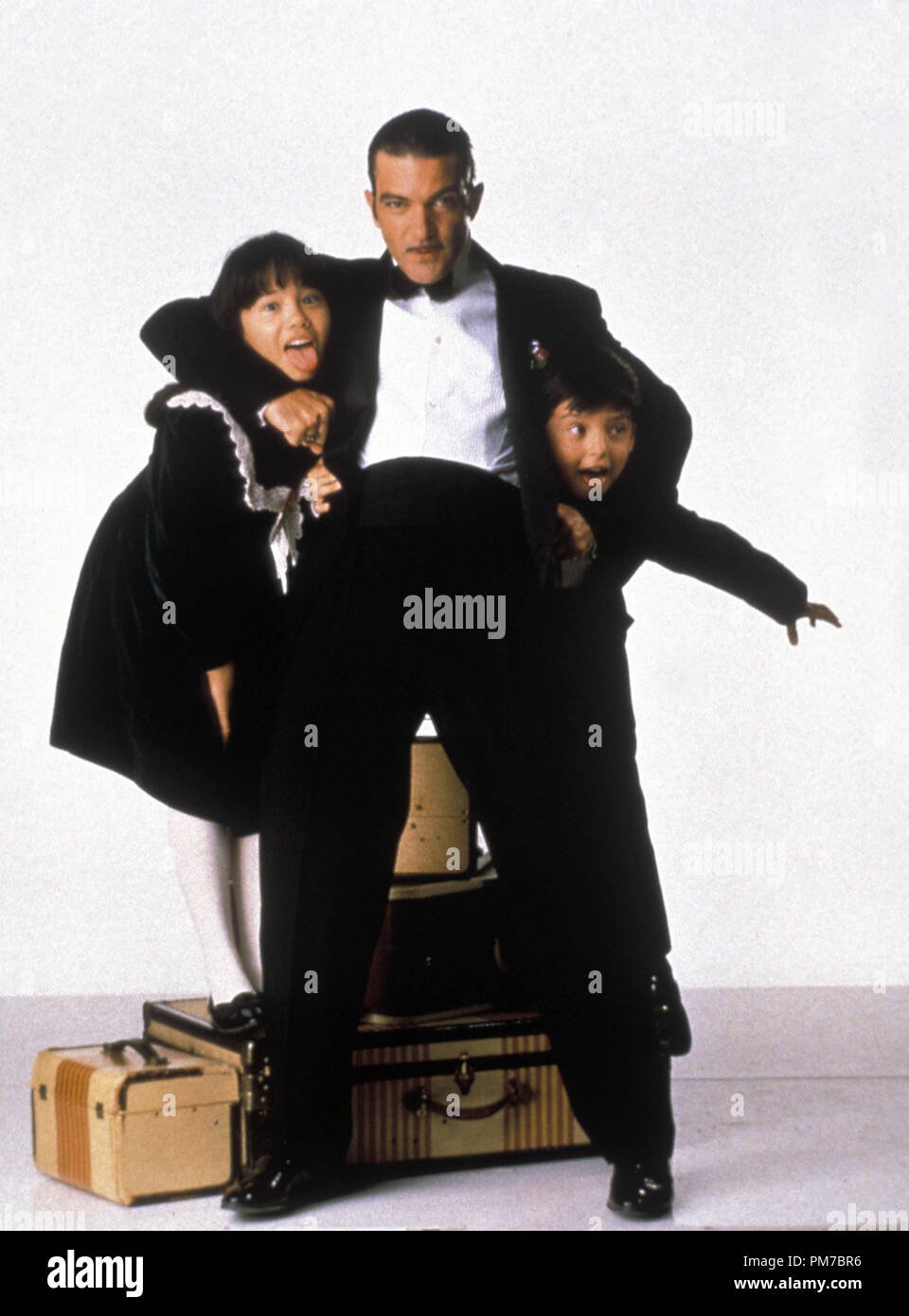 Film Still from 'Four Rooms' Lana McKissack, Antonio Banderas, Danny Verduzco © 1995 Miramax Photo Credit: Michael O'Neill  File Reference # 31043392THA  For Editorial Use Only - All Rights Reserved Stock Photo