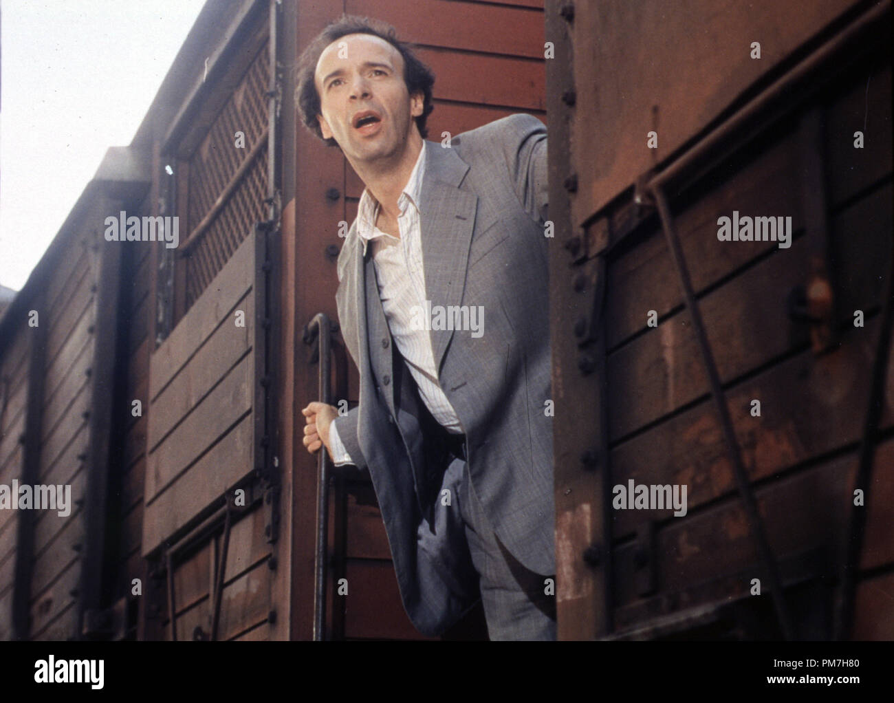 film-still-from-life-is-beautiful-roberto-benigni-1997-miramax