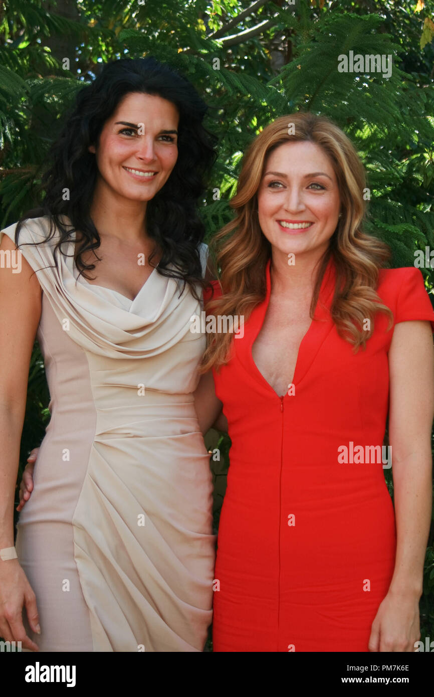 Angie Harmon, Sasha Alexander \, image size:866x1390