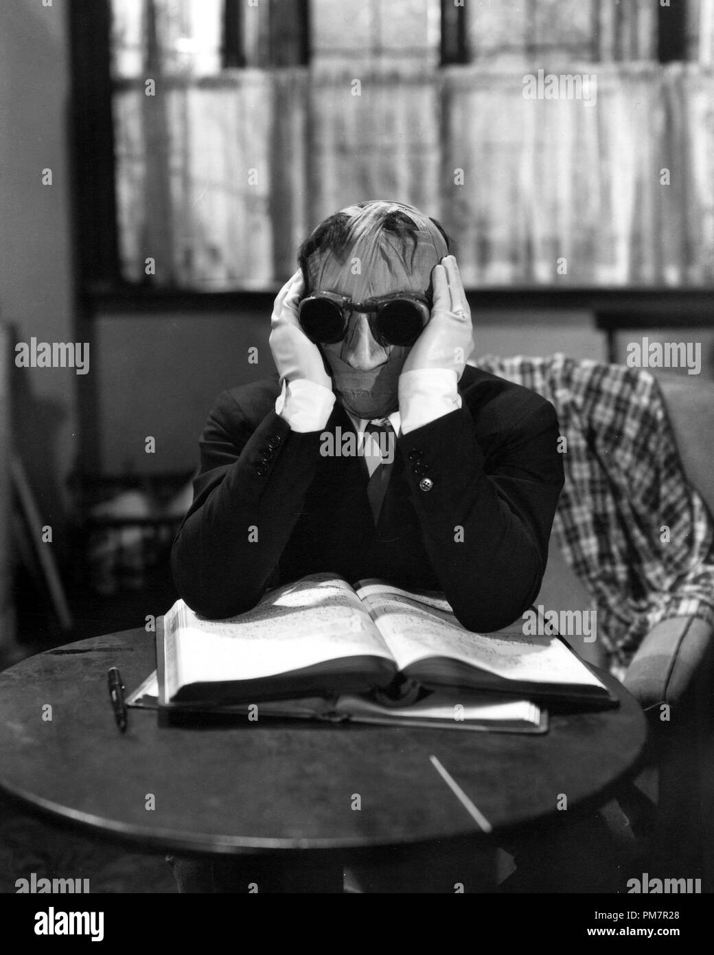 Studio Publicity Still: 'The Invisible Man'    Claude Rains   1933 Universal   File Reference # 31386 1111THA Stock Photo