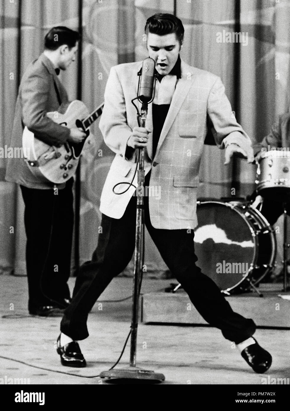 Elvis Presley 1950s Performing Hi res Stock Photography And Images Alamy Elvis Presley 1950s Performing Hi res Stock Photography And Images Alamy