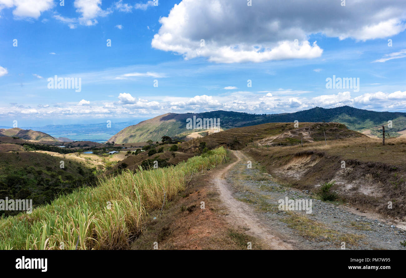 Carreteras secundarias que se pierden en medio de la naturaleza. Stock Photo