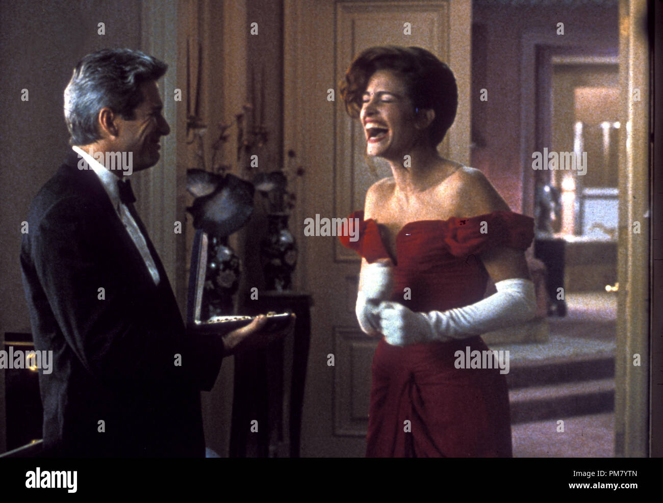 Film still or Publicity still from 'Pretty Woman' Richard Gere and Julia Roberts © 1990 Touchstone All Rights Reserved   File Reference # 31571125THA  For Editorial Use Only Stock Photo
