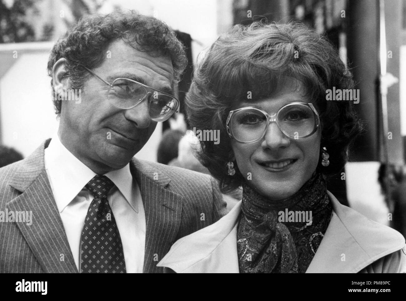 Studio Publicity Still from 'Tootsie' Sydney Pollack, Dustin Hoffman © 1982 Columbia All Rights Reserved   File Reference # 31710017THA  For Editorial Use Only Stock Photo