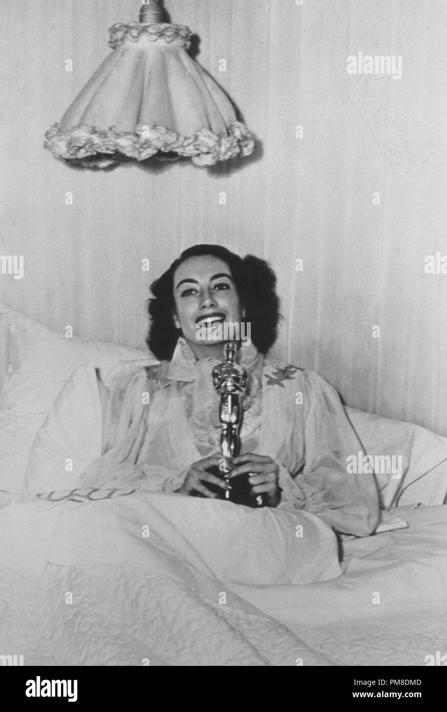 Joan crawford oscar hi-res stock photography and images - Alamy