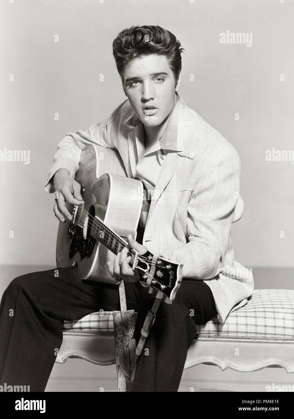 Elvis playing guitar hi-res stock photography and images - Alamy