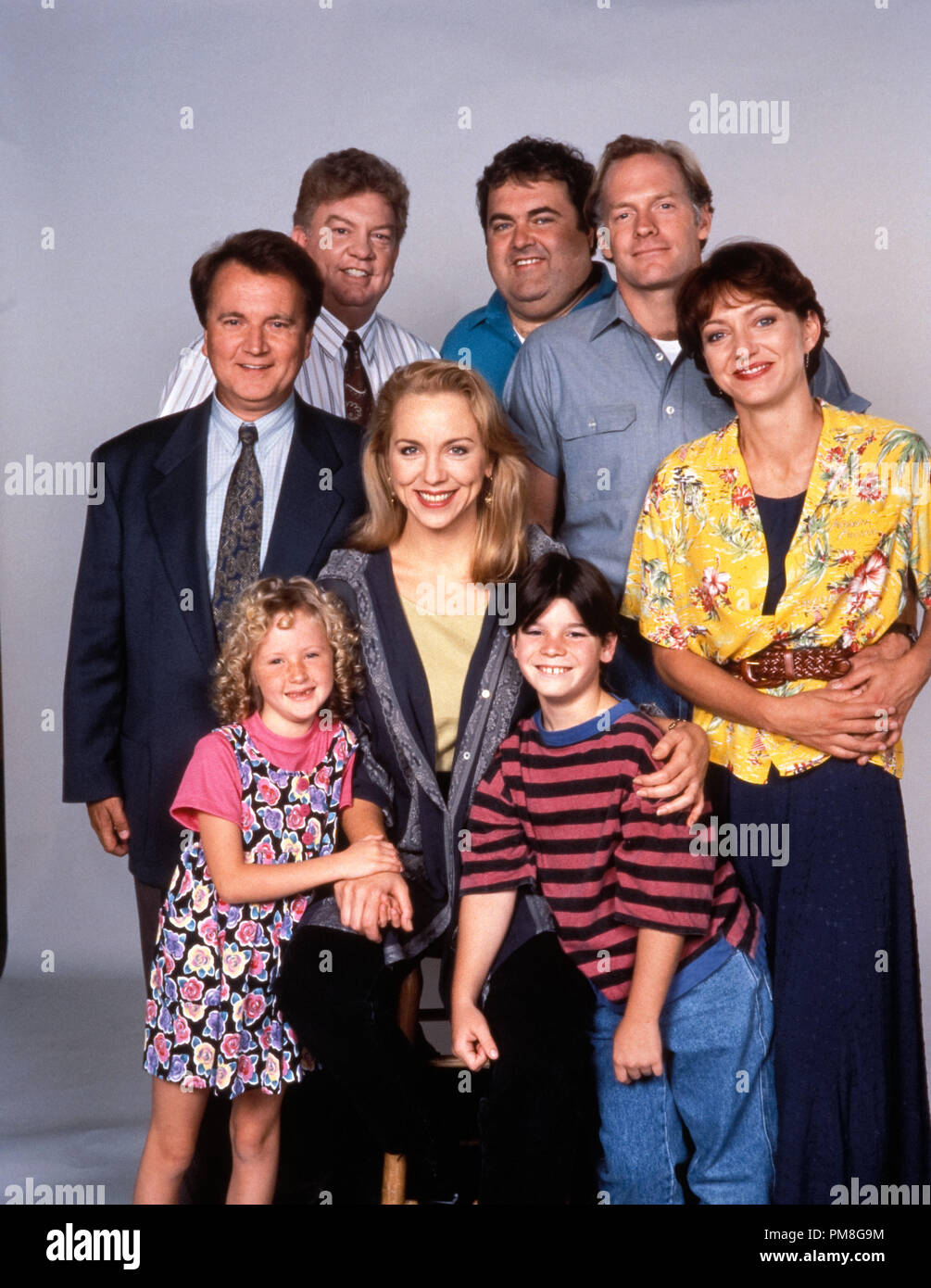 Film still / publicity still from "Grace Under Fire" Brett Butler, Dave Thomas, Julie White, Casey Sander, Jon Paul Steuer, Kaitlin Cullum, Charles Hallahan, Walter Olkewicz 1993   File Reference # 31371296THA  For Editorial Use Only All Rights Reserved Stock Photo