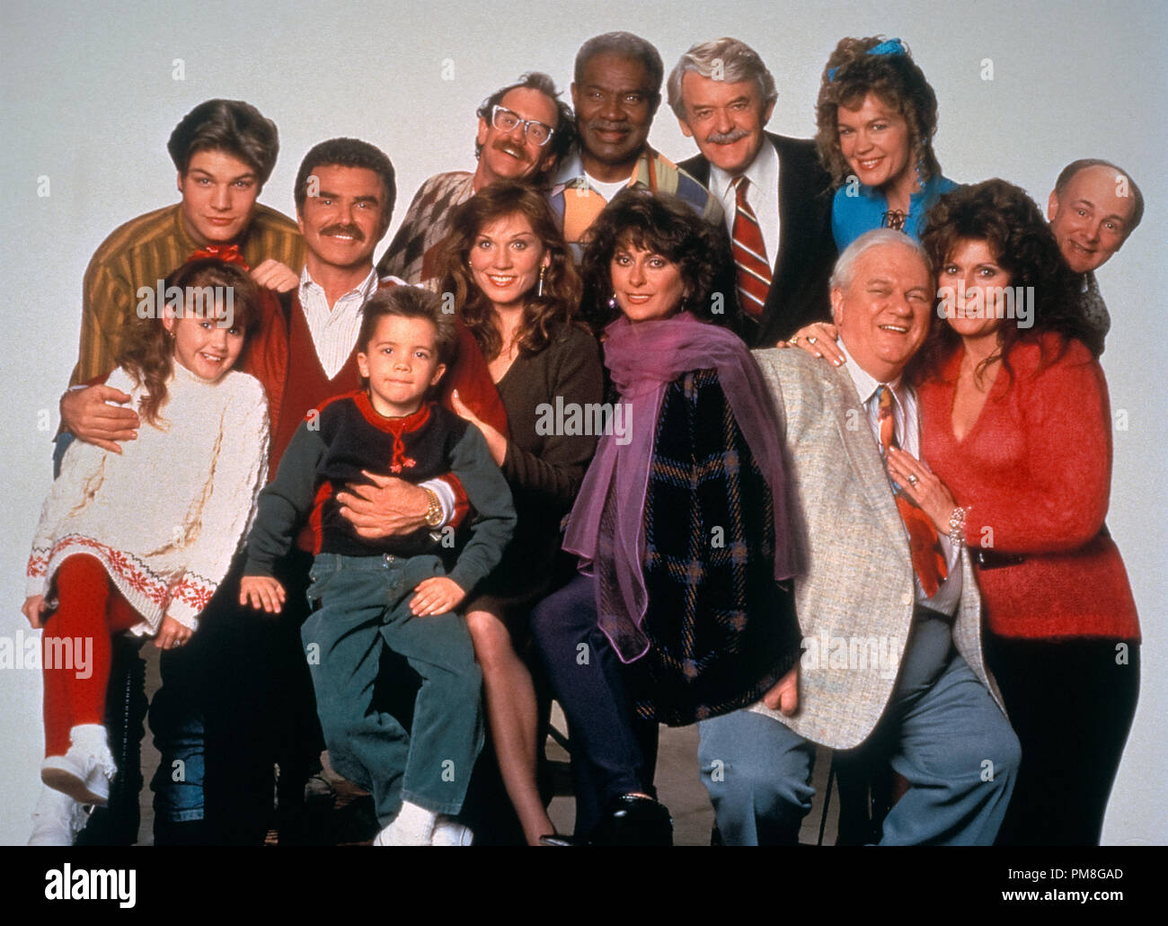 Film still / publicity still from 'Evening Shade' Burt Reynolds, Marilu Henner, Charles Durning, Michael Jeter, Hal Holbrook, Elizabeth Ashley, Ossie Davis, Ann Wedgeworth, Jay R. Ferguson, Candace Hutson, Jacob Parker, Alexa Vega circa 1993   File Reference # 31371312THA  For Editorial Use Only All Rights Reserved Stock Photo