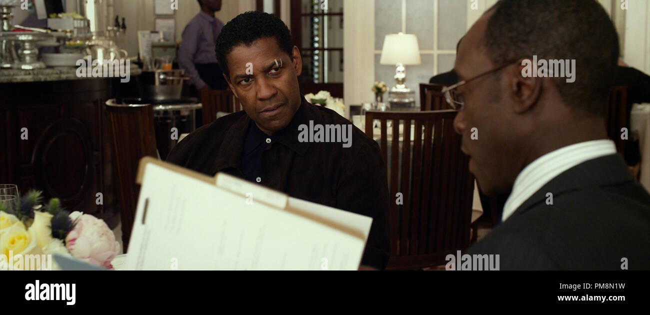 Left To Right Denzel Washington Is Whip Whitaker And Don Cheadle Is Hugh Lang In Flight From Paramount Pictures Stock Photo Alamy