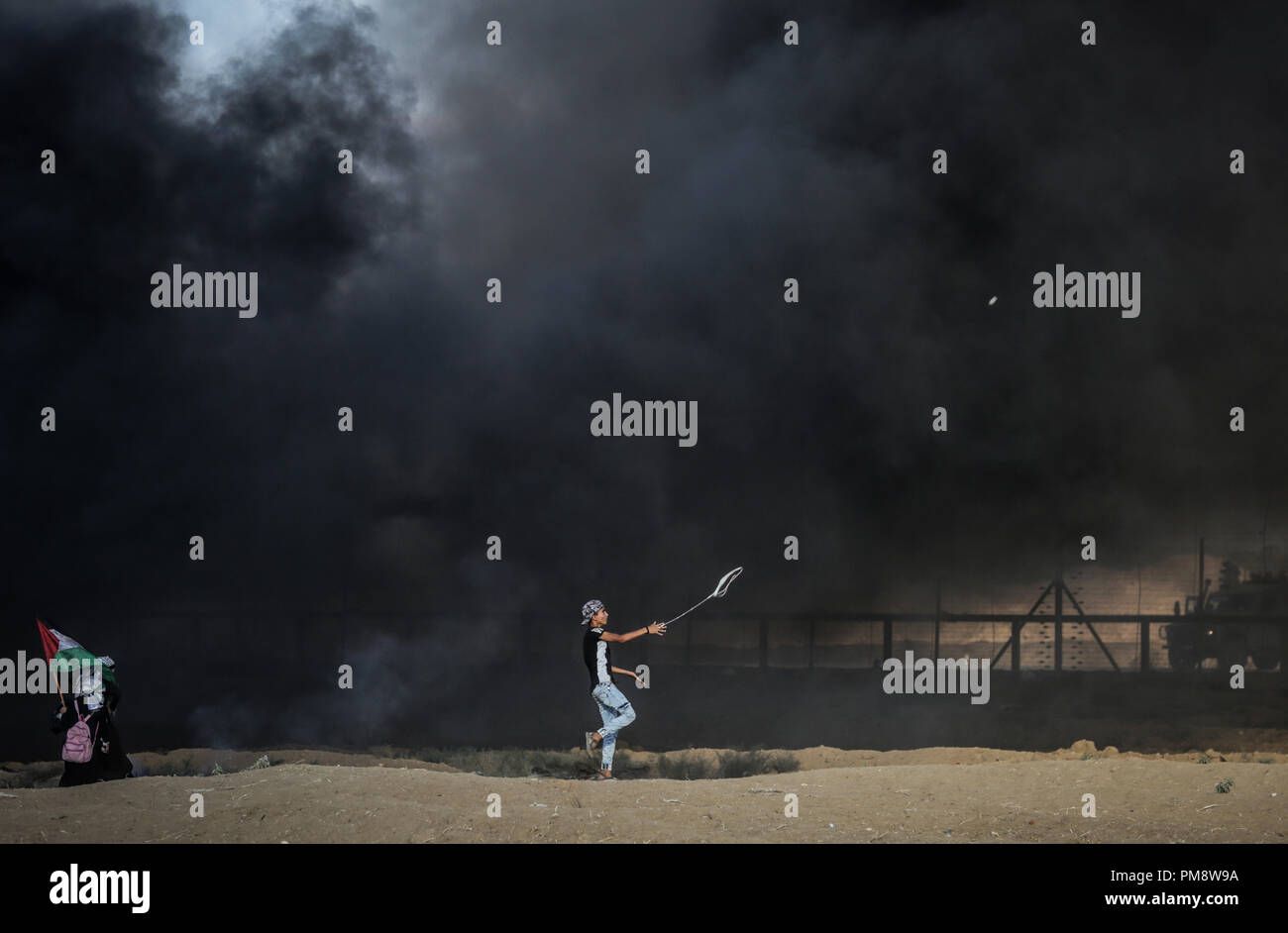 Middle slingshot hires stock photography and images Alamy