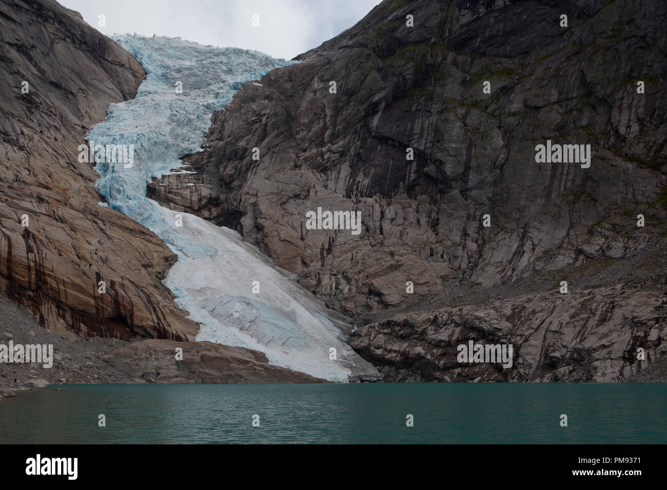 Die Gletscherzunge des Briksdalsbreen Gletschers ist leicht zugänglich Stock Photo