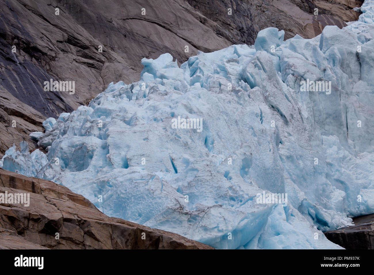 Die Gletscherzunge des Briksdalsbreen Gletschers ist leicht zugänglich Stock Photo