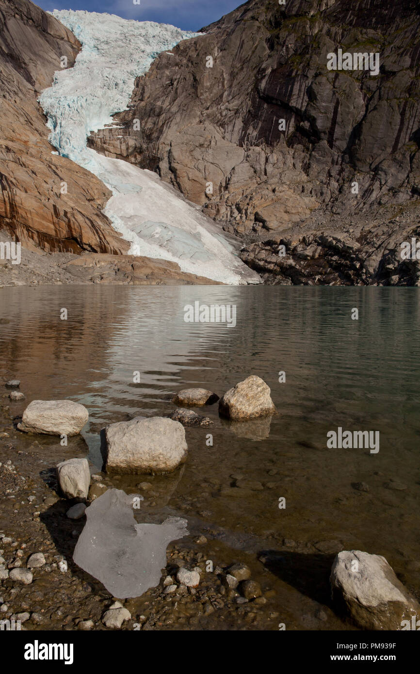 Die Gletscherzunge des Briksdalsbreen Gletschers ist leicht zugänglich Stock Photo