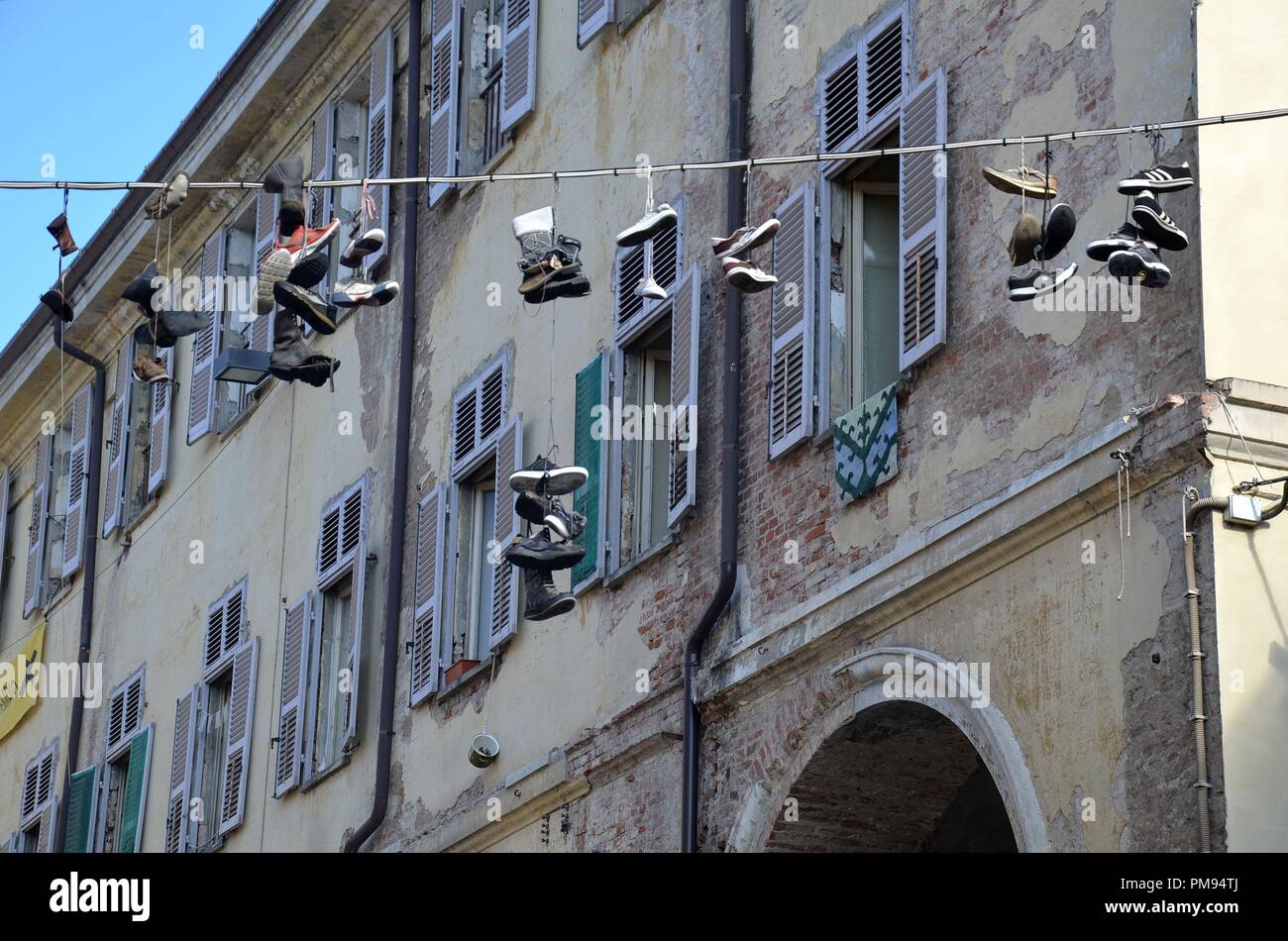 Torino (Turin), Hauptstadt der Region Piemont, Nord-Italien; hängende Schuhe in der ehemaligen Cavallerizza Stock Photo