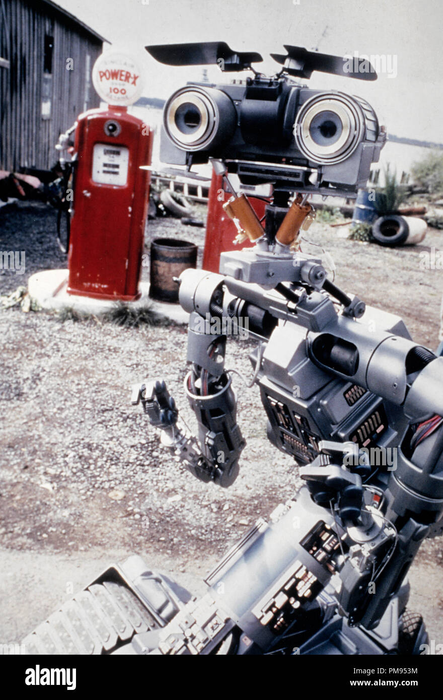 Studio Publicity Still from 'Short Circuit' Scene still with Robot © 1986 Tri Star  All Rights Reserved   File Reference # 31700109THA  For Editorial Use Only Stock Photo
