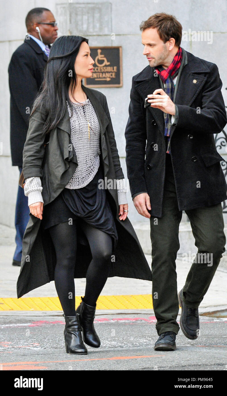 Lucy Liu and Jonny Lee Miller of the TV series ELEMENTARY Stock Photo -  Alamy