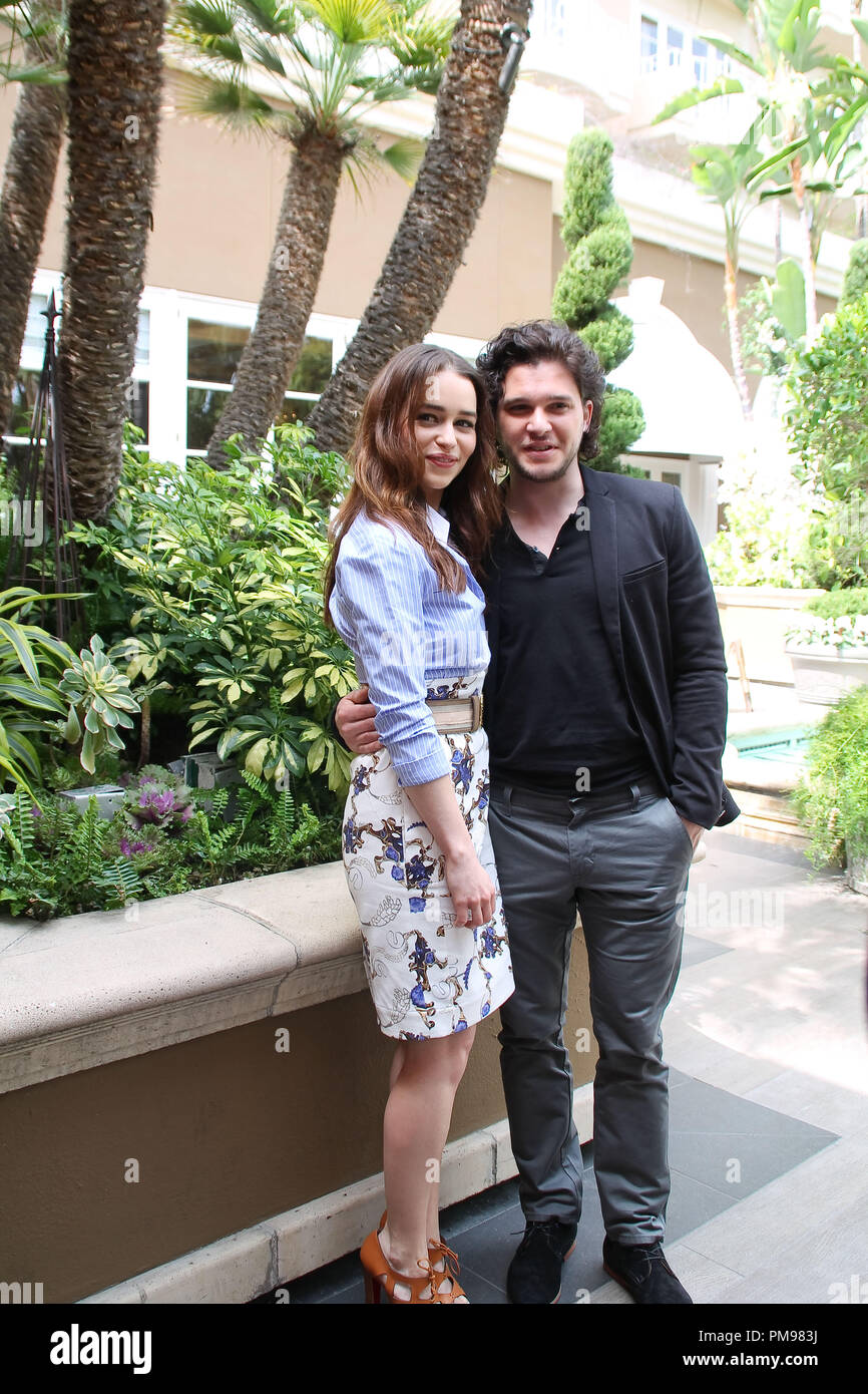 Emilia Clarke and Kit Harington \, image size:866x1390