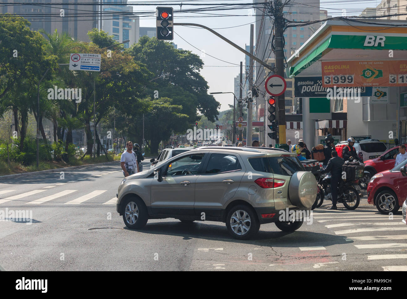 Sao Paulo, Brazil, mai 26, 2018 Cars line in front of gas station with