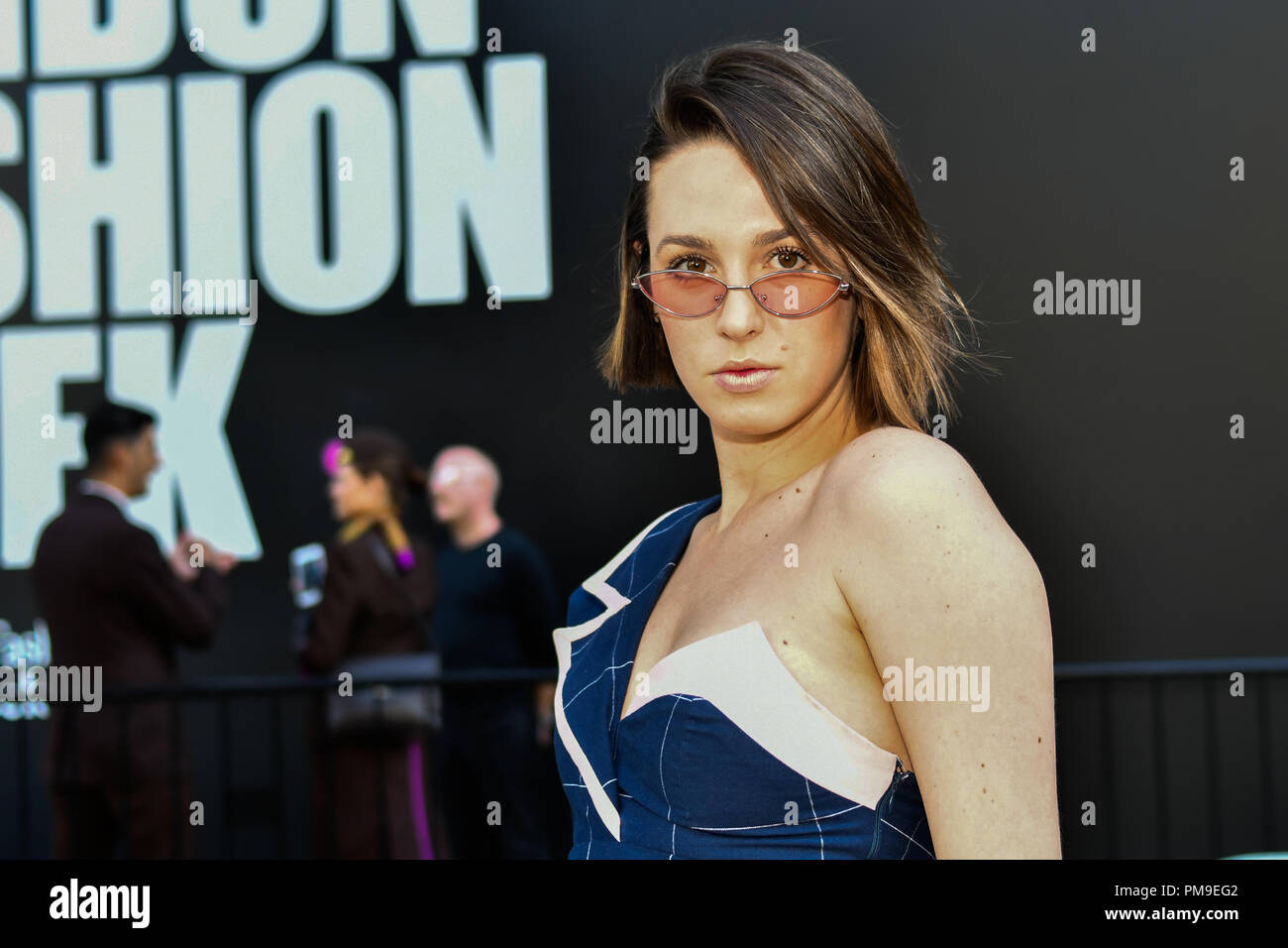 london-uk-17th-sep-2018-daianne-bohn-couture-@daiannebohncouture-attend-london-fashion-week-ss19-street-photography-at-the-strand-london-uk-17-september-2018-credit-picture-capitalalamy-live-news-PM9EG2.jpg