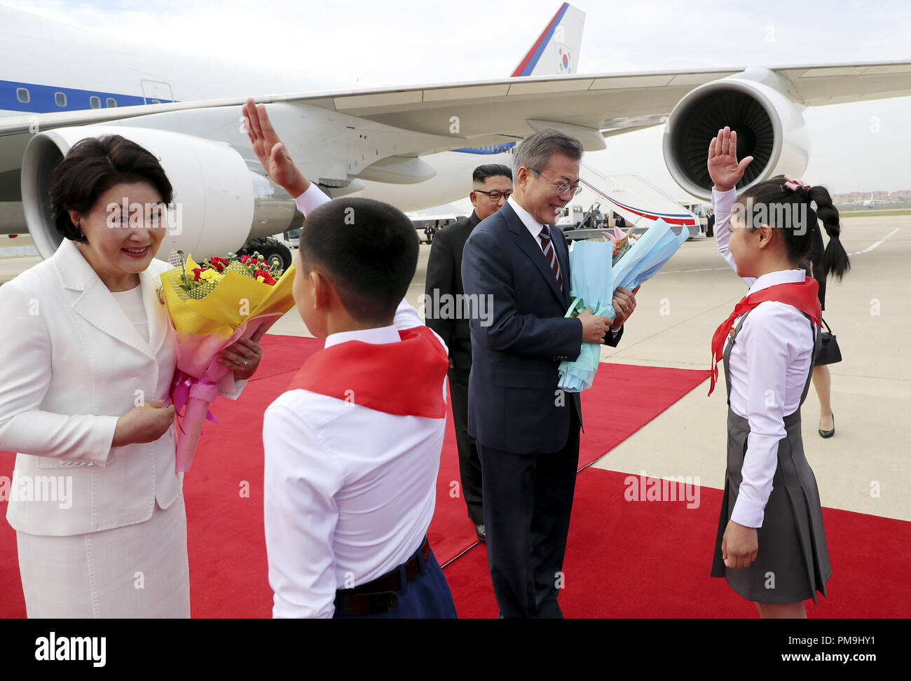 Pyeongyang North Korea 18th Sep 18 South Korean President Moon Jae In Arrived In Pyongyang On Tuesday Welcomed By A Crowd Of North Koreans That Included Leader Kim Jong Un And His Wife Ri