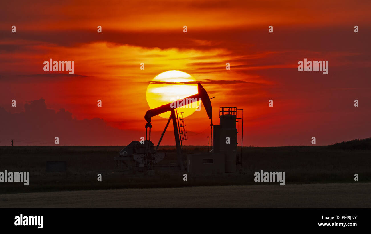 Crosby, North Dakota, USA. 8th Sep, 2018. An oilfield pump jack and