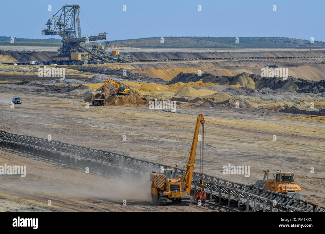 Welzow, Brandenburg. 17th Sep, 2018. View into the opencast lignite mine Welzow Süd of LEAG (Lausitz Energie Bergbau AG) on overburden dumps. The village of Proschim, only a few kilometres away, is to be dredged for the Welzow South opencast lignite mine. Residents and environmental associations have been defending themselves against this for many years. Credit: Patrick Pleul/dpa-Zentralbild/ZB/dpa/Alamy Live News Stock Photo