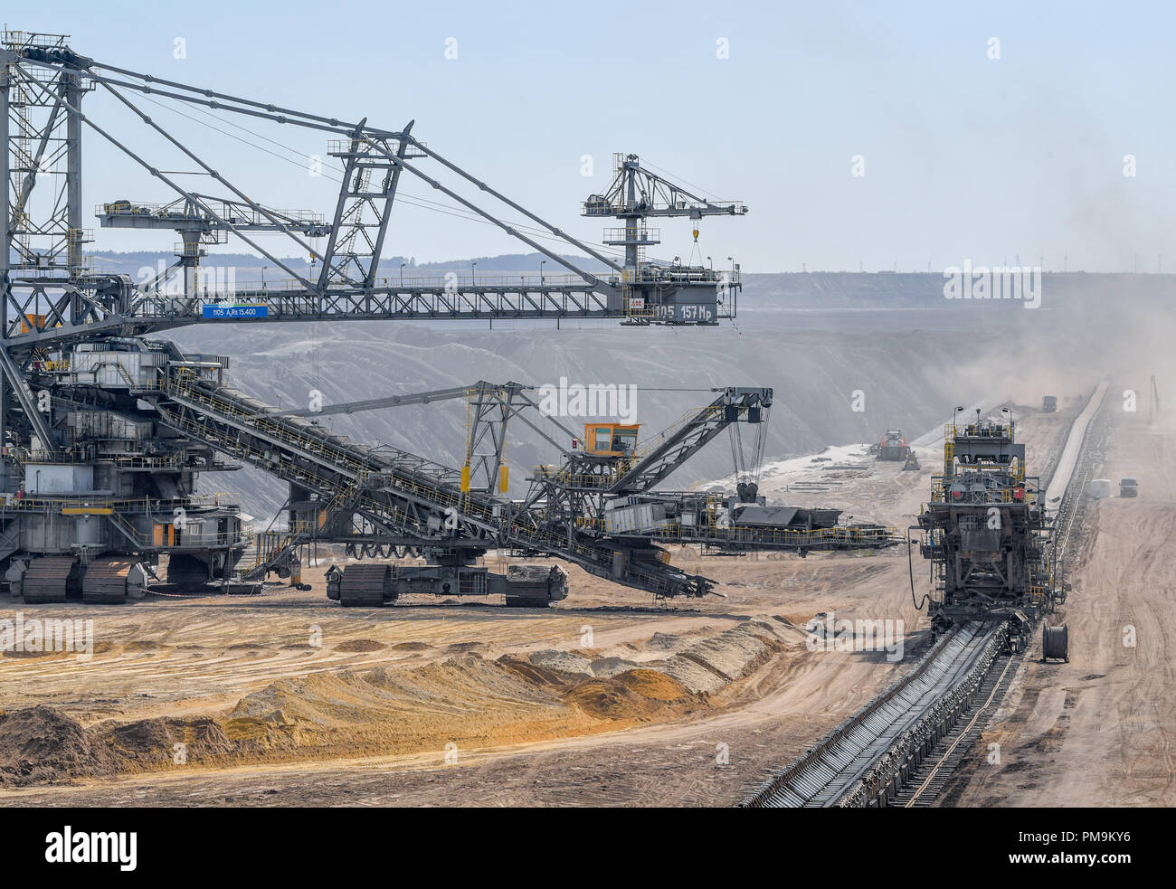 Welzow, Brandenburg. 17th Sep, 2018. A spreader can be seen at the edge of the Welzow Süd opencast lignite mine of LEAG (Lausitz Energie Bergbau AG) in front of huge slag heaps. The village of Proschim, only a few kilometres away, is to be dredged for the Welzow South opencast lignite mine. Residents and environmental associations have been defending themselves against this for many years. The Coal Commission will meet again in Berlin on 18.09.2018. Credit: Patrick Pleul/dpa-Zentralbild/ZB/dpa/Alamy Live News Stock Photo