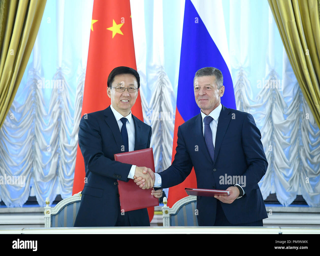Moscow, Russia. 17th Sep, 2018. Chinese Vice Premier Han Zheng (L), also a member of the Standing Committee of the Political Bureau of the Communist Party of China (CPC) Central Committee, and Russian Deputy Prime Minister Dmitry Kozak sign the summary of minutes of the 15th meeting of the China-Russia Energy Cooperation Committee in Moscow, Russia, Sept. 17, 2018. Han met with Kozak in Moscow on Monday and co-chaired the meeting with him. Credit: Yan Yan/Xinhua/Alamy Live News Stock Photo