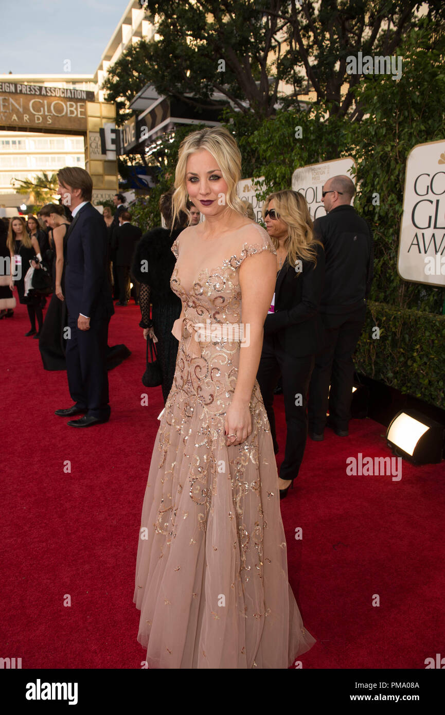 kaley cuoco golden globes dress