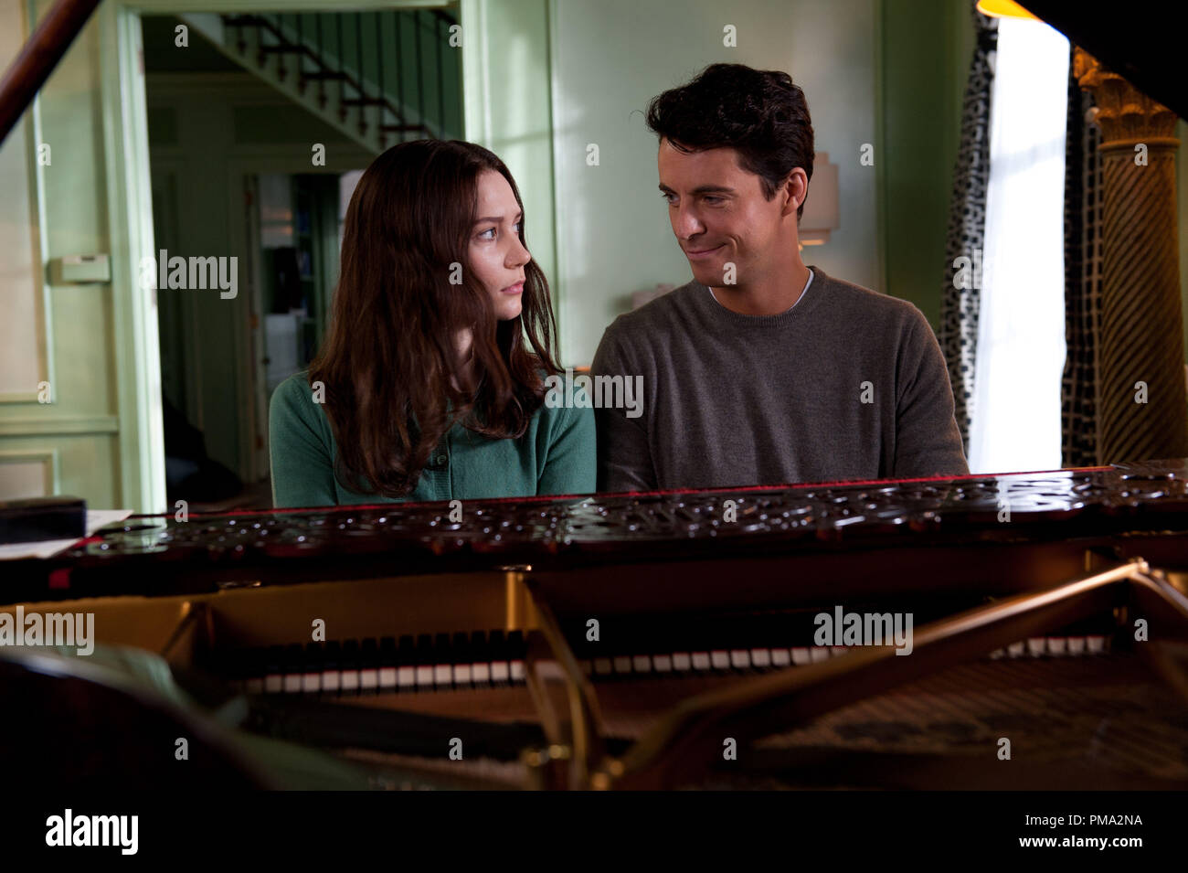 Mia Wasikowska as "India" and Matthew Goode as "Uncle Charlie" on the set  of STOKER Stock Photo - Alamy