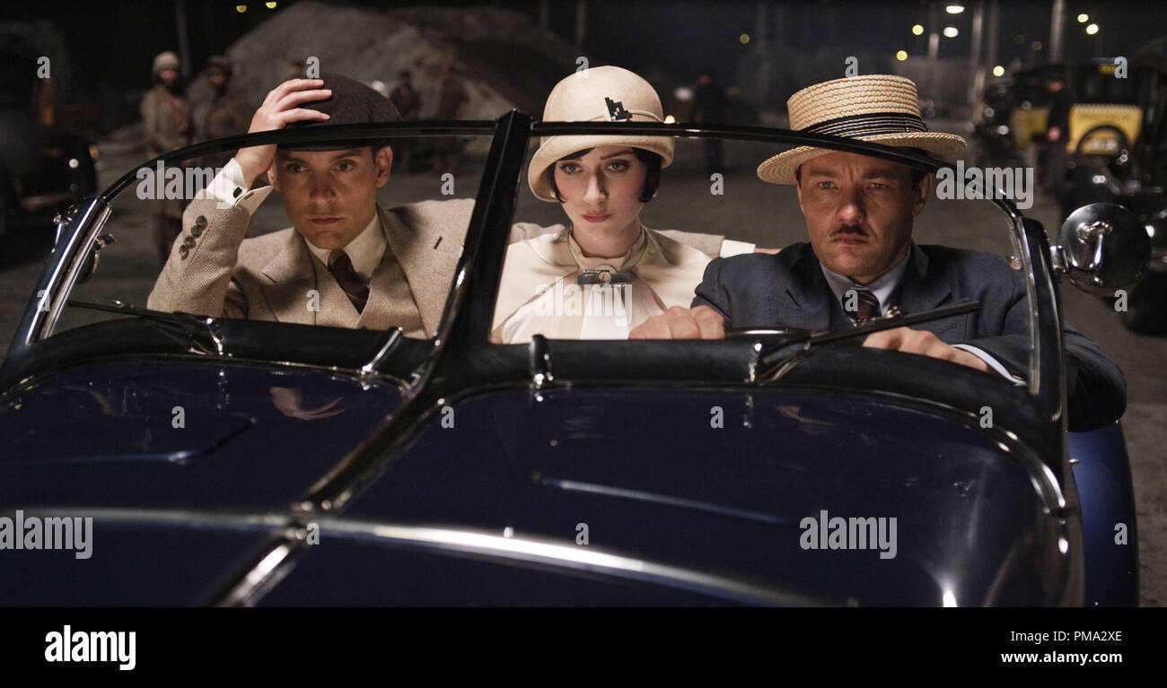 (Lr) TOBEY MAGUIRE as Nick Carraway, ELIZABETH DEBICKI as Jordan Baker and JOEL EDGERTON as Tom