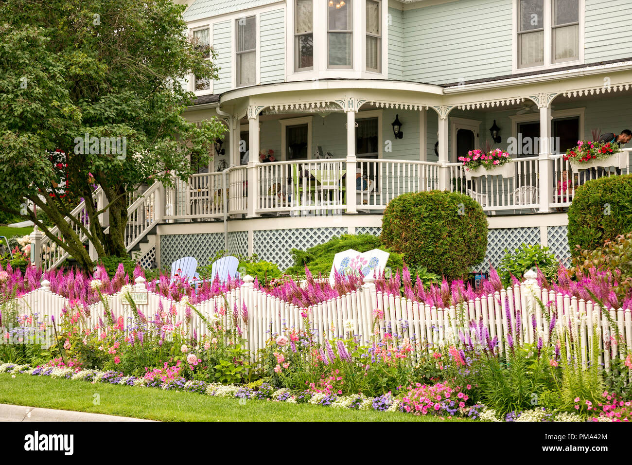 Quaint Bed and Breakfast, surrounded by flower gardens, on Mackinac Island. . A popular tourist destination in the state of Michigan in the USA. Stock Photo