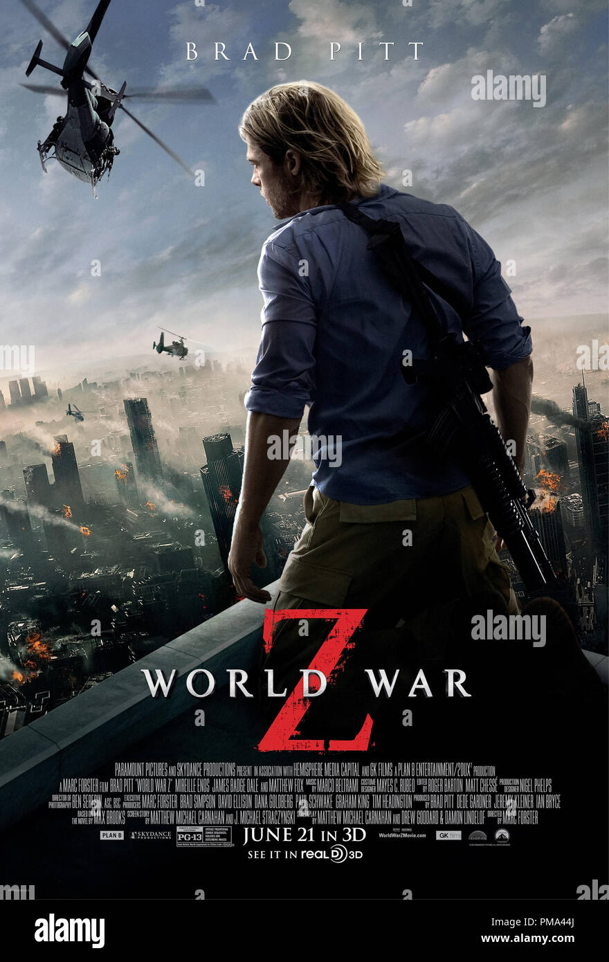 Brad Pitt is Gerry Lane in WORLD WAR Z, from Paramount Pictures and  Skydance Productions in association with Hemisphere Media Capital and GK  Films. Poster Stock Photo - Alamy