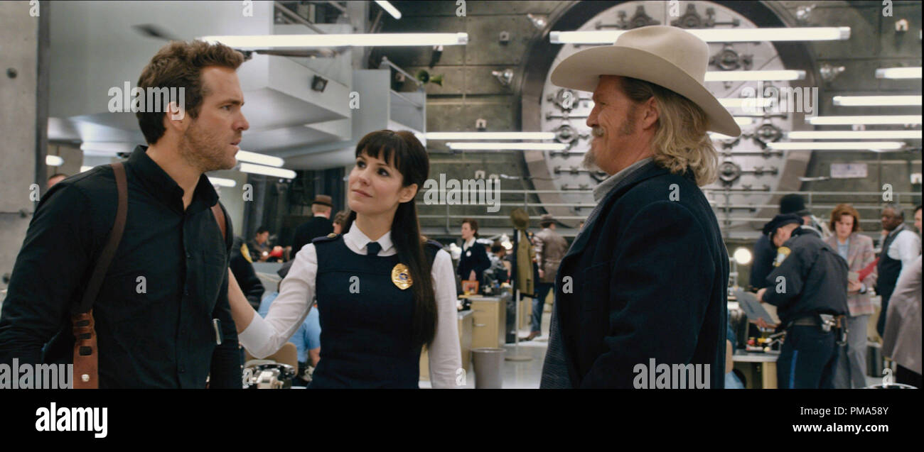 (L to R) Nick (RYAN REYNOLDS), Proctor (MARY-LOUISE PARKER) and Roy (JEFF BRIDGES) in the 3D supernatural action-adventure 'R.I.P.D.' Stock Photo