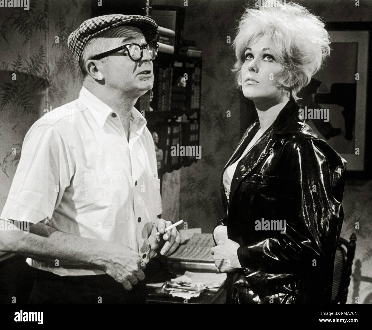 Billy Wilder and Kim Novak on the set of his film, "Kiss Me, Stupid", 1964  Lopert Pictures File Reference # 32263 270THA Stock Photo - Alamy