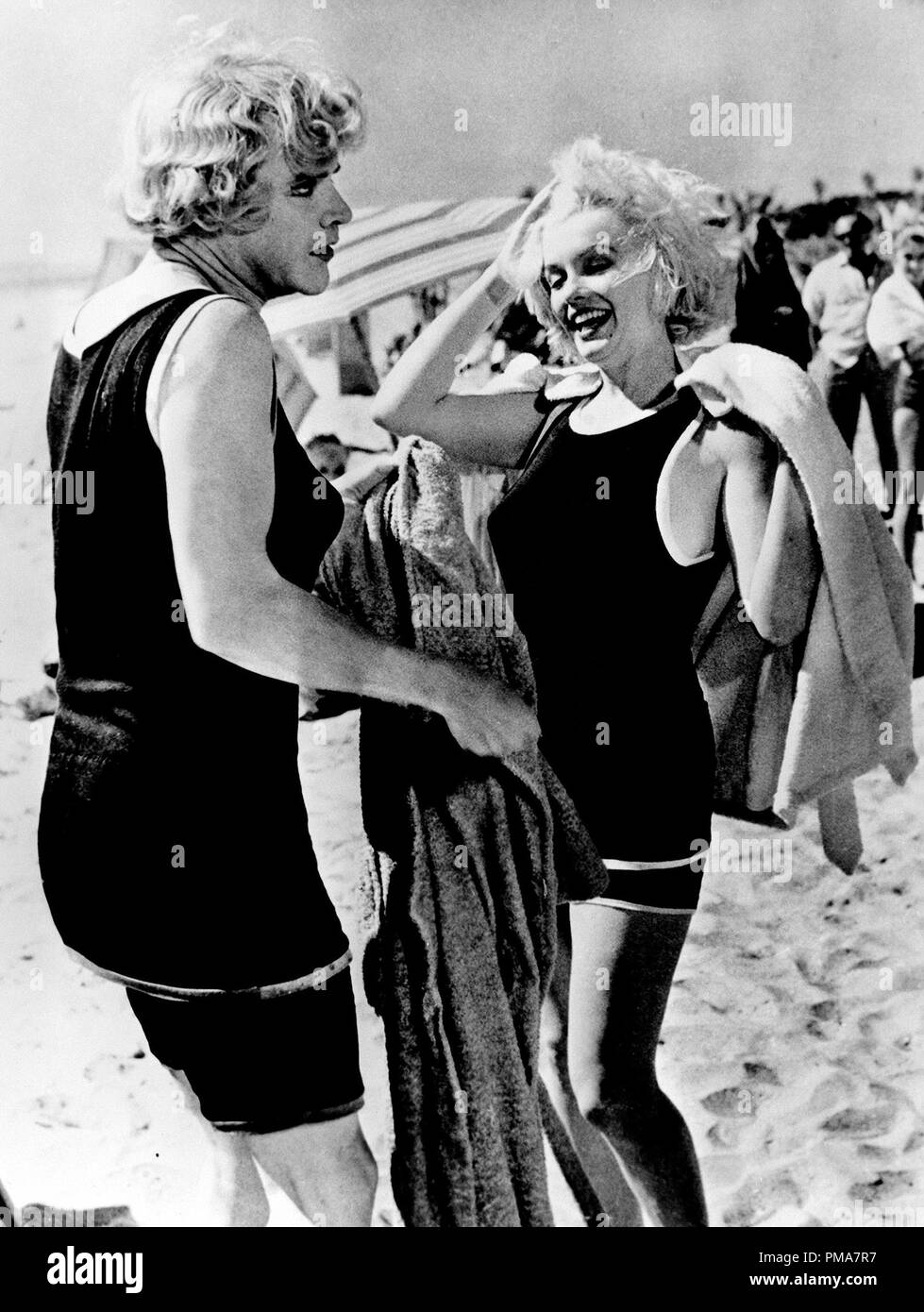 Marilyn Monroe, Jack Lemmon, "Some Like it Hot", 1959 United Artists   File Reference # 32263_768THA Stock Photo