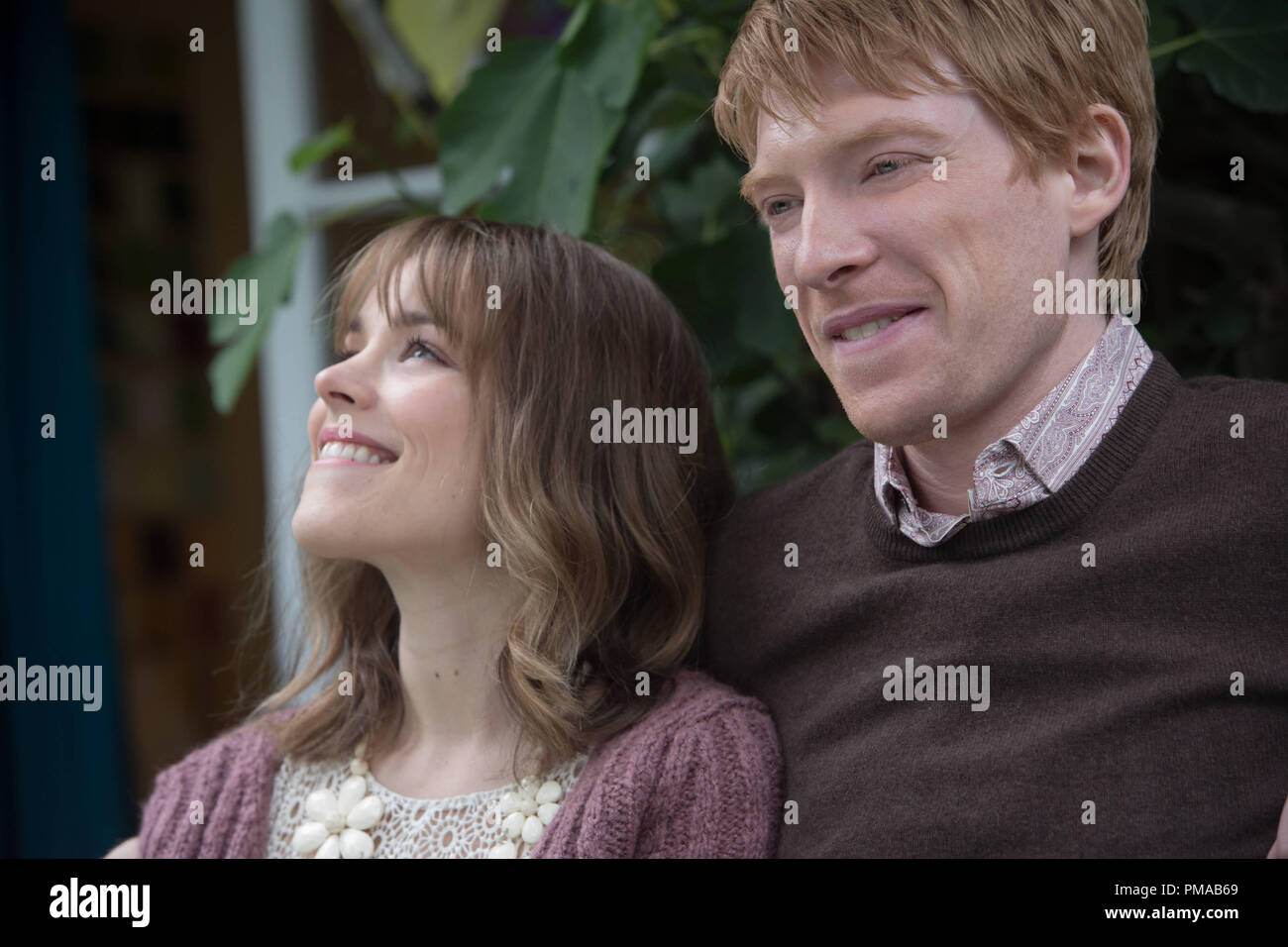 Mary (RACHEL MCADAMS) and Tim (DOMHNALL GLEESON) in 'About Time' Stock Photo