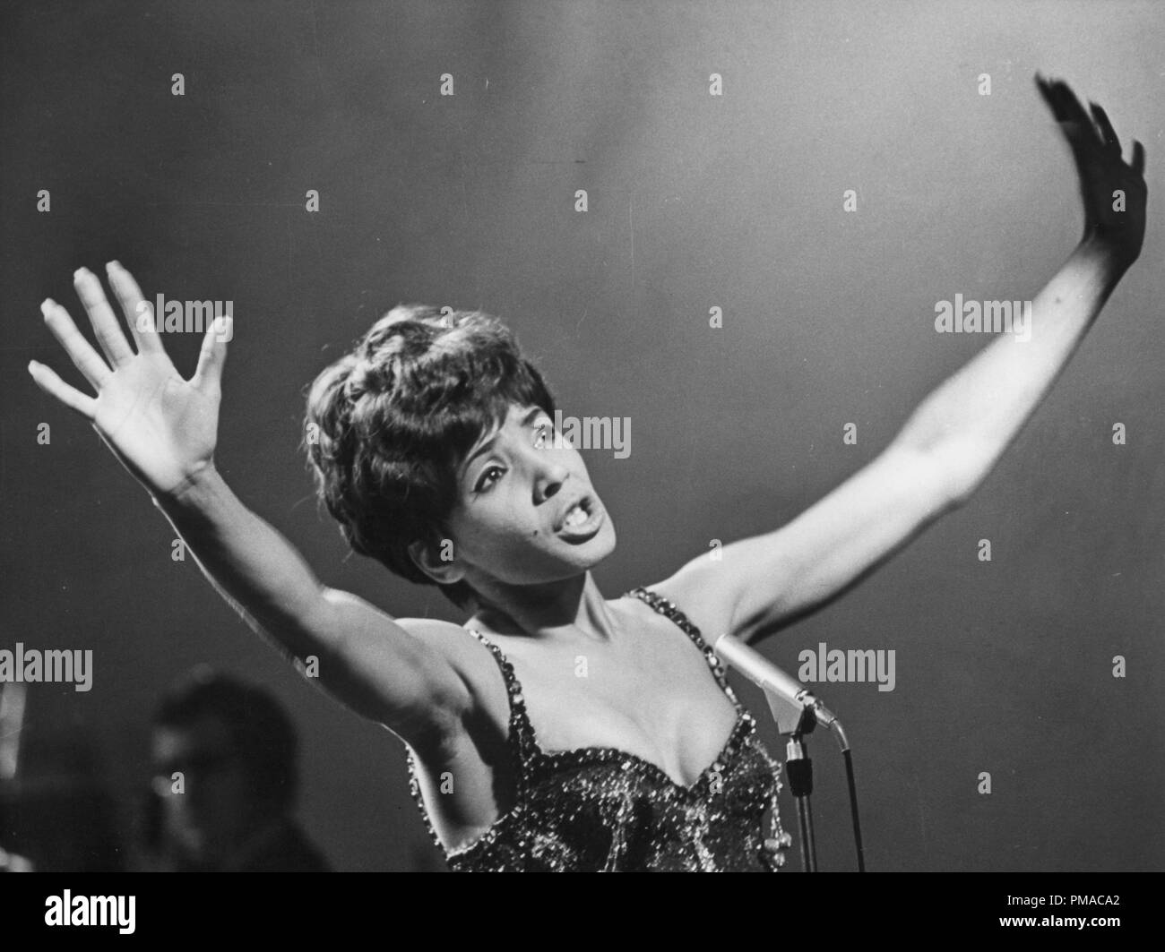 Shirley bassey 1960s hires stock photography and images Alamy